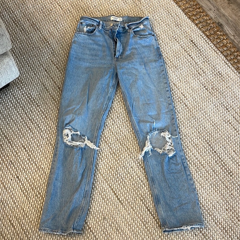 Abercrombie & Fitch— The 90’s Straight Ultra High Rise. Size 28/6R.